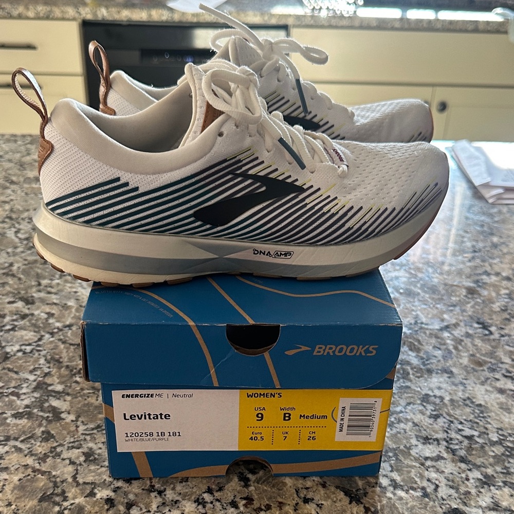 Brooks Levitate White and Navy Sneakers size 9
